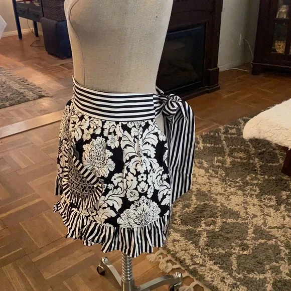 NWT Heavenly Hostess beautiful , feminine apron with pockets - Picture 7 of 12